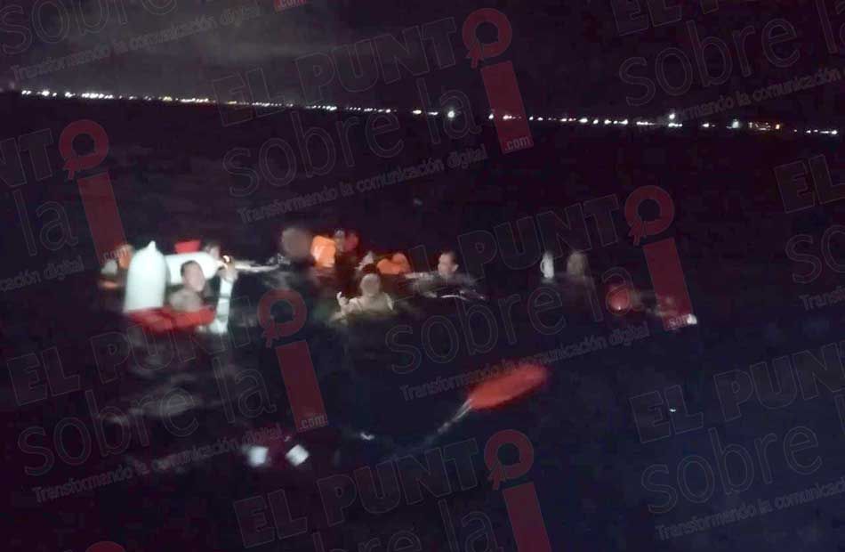 Secretaría de Marina rescata cerca de Isla Mujeres a 10 personas, cuando su embarcación se incendiaba