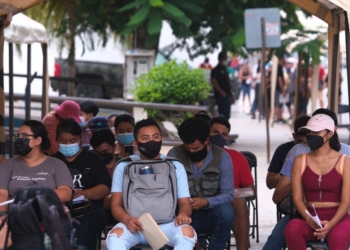 Aplicación de segunda dosis de AstraZeneca contra la COVID-19 en Puerto Morelos a personas de 18 a 29 años inicia este lunes
