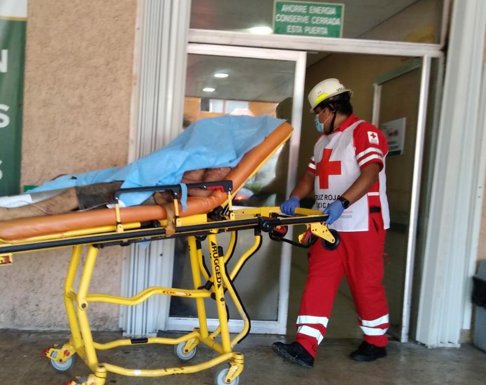 Encuentran en área verde de Cancún a sujeto con herida de cuchillo en el cuello