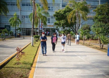 Aplican en Cancún vacunas contra la covid-19 a menores de edad con alguna comorbilidad