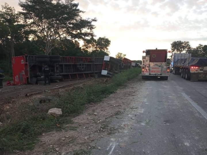 Por intempestiva maniobra colapsa pesada unidad que transportaba el brebaje del Dios Baco