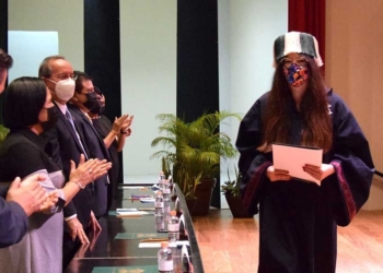 Alumnos de la Universidad de Q.Roo logran graduarse tras posposición por pandemia; más de 300 se titulan 