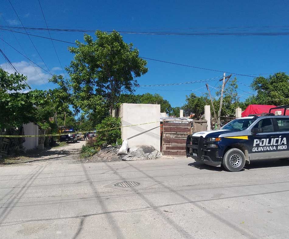 Balean a dos hombres en zona de invasión de Cancún, muere uno en el lugar