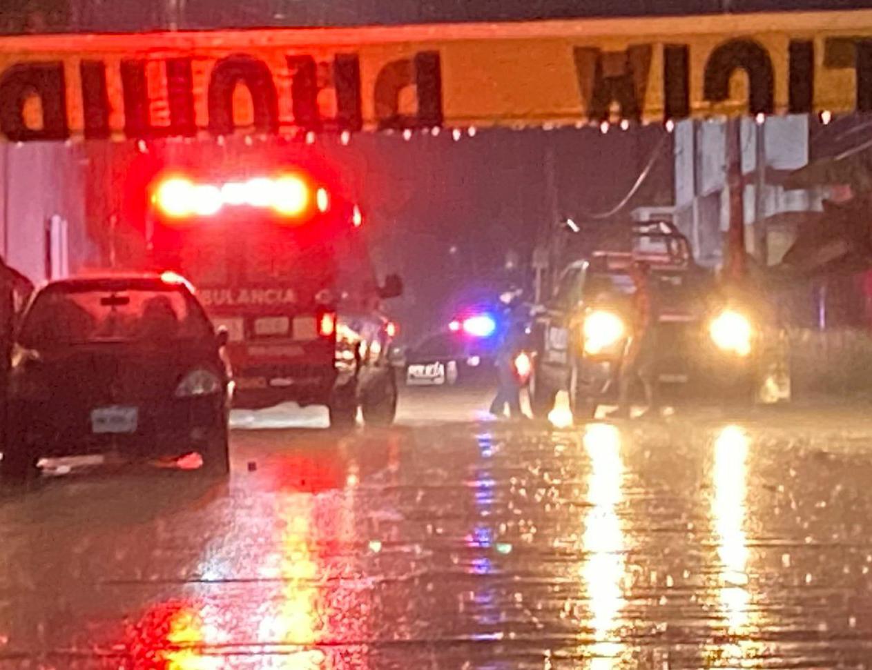 Disparan a pareja desde un auto en movimiento, muere un hombre y la mujer está grave