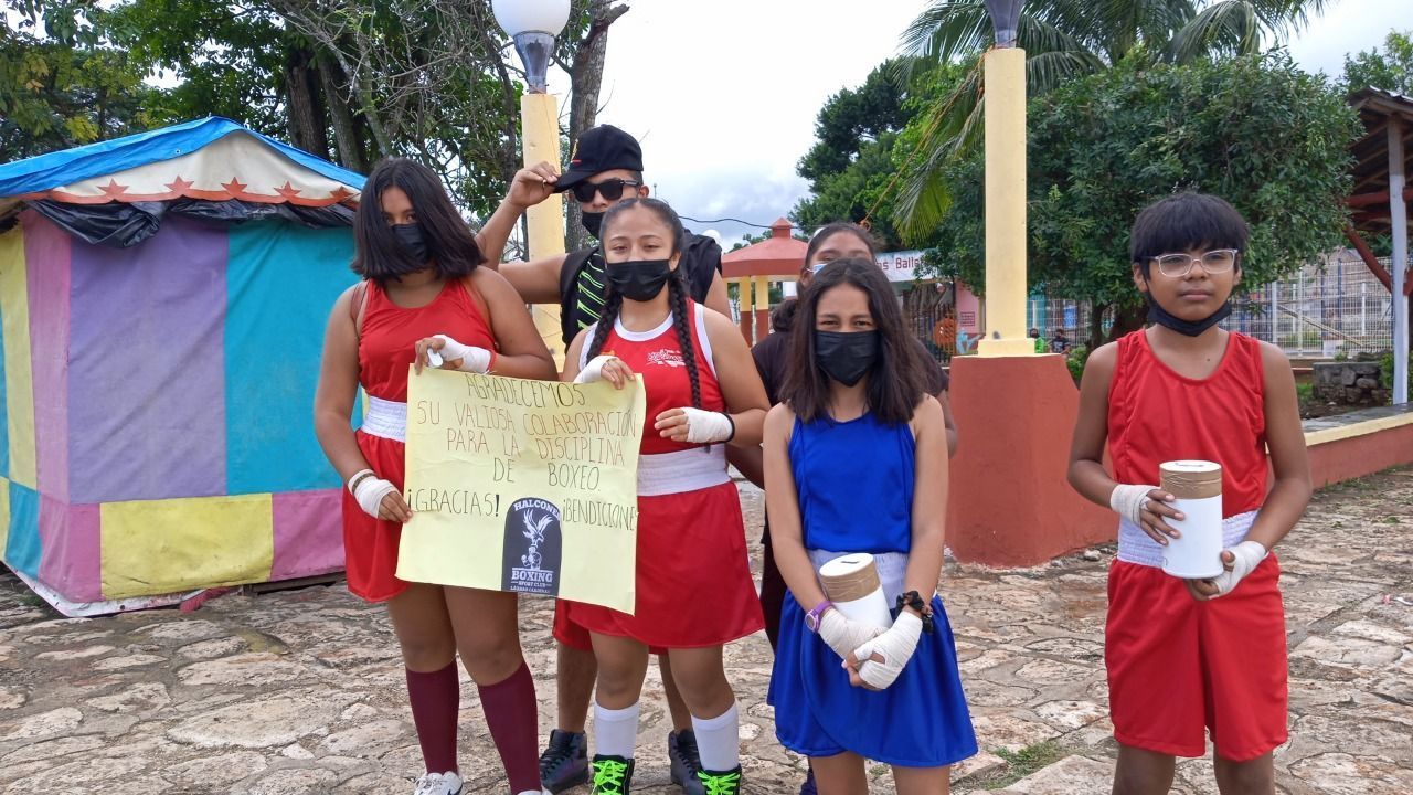 Boxeadores amateur de Lázaro Cárdenas «botean» en las calles para realizar exhibición y «festejar la revolución»