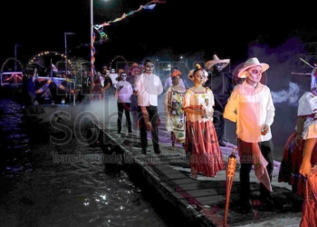 Celebran en Cancún el “Hanal Pixan” frente al mar Caribe