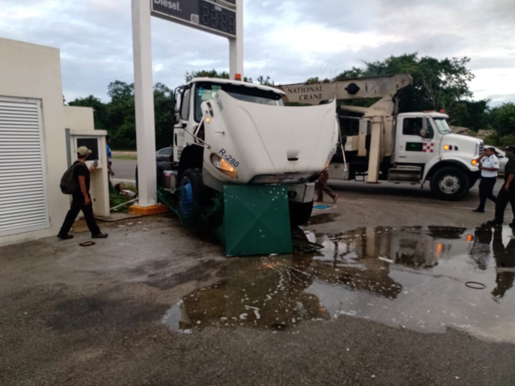 Ciclista queda debajo de llantas de tráiler que chocó contra registro de CFE en Playa del Carmen