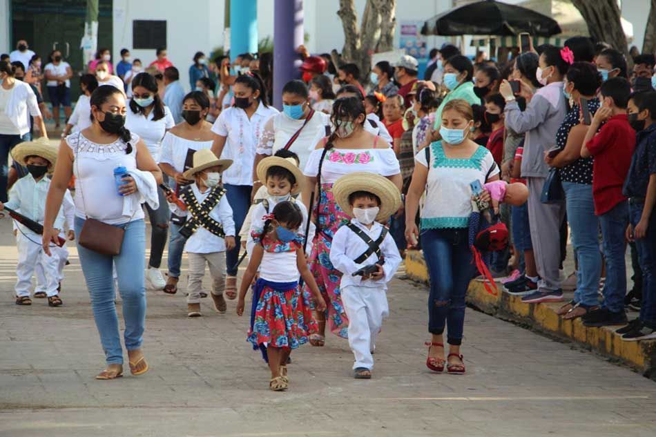 Colorido desfile en José María Morelos para conmemorar inicio de la Revolución Mexicana