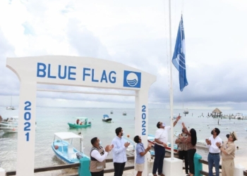 Edil de Puerto Morelos iza bandera «Blue Flag» en icónica playa «Ventana al Mar»