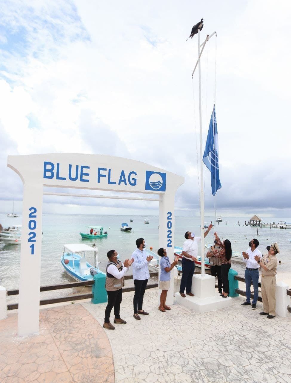 Edil de Puerto Morelos iza bandera «Blue Flag» en icónica playa «Ventana al Mar»