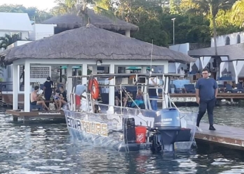 Empresa recupera embarcación bloqueada por turisteros en Laguna de Bacalar