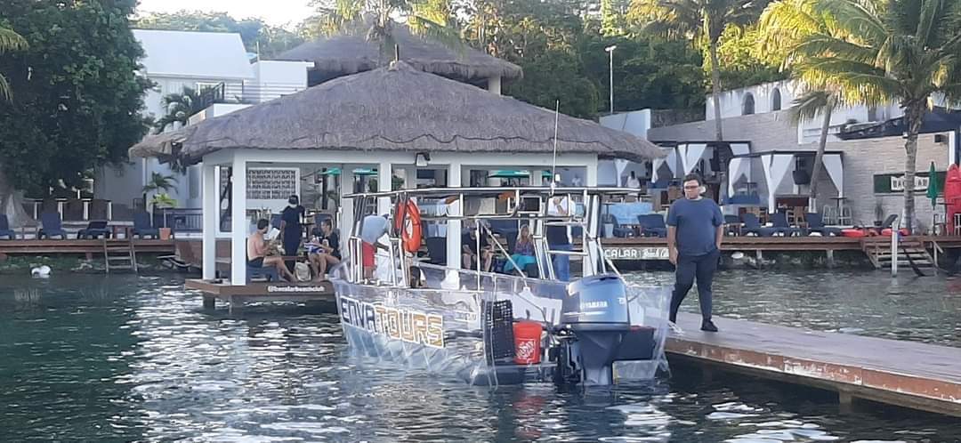 Empresa recupera embarcación bloqueada por turisteros en Laguna de Bacalar