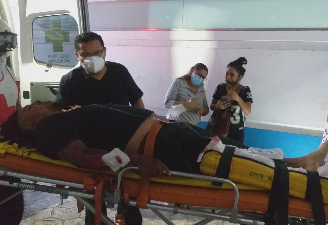 Graves dos sujetos que viajaban en motocicleta y se impactan contra auto compacto en Cancún