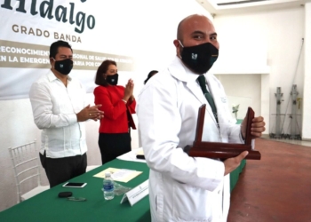 IMSS entrega condecoración a personal de sus hospitales en Quintana Roo por su labor en la pandemia