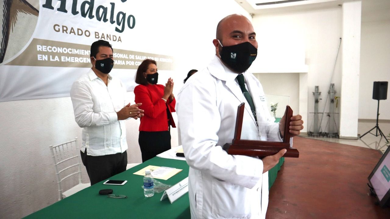 IMSS entrega condecoración a personal de sus hospitales en Quintana Roo por su labor en la pandemia