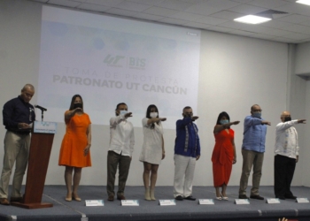 Integrantes del Patronato de la UT Cancún BIS rinden protesta