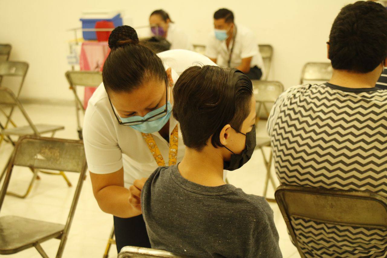 Jóvenes yucatecos de 12 a 17 años con comorbilidades reciben segunda dosis de vacuna contra COVID-19