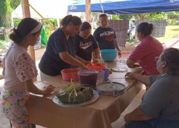 Familias de Lázaro Cárdenas mantienen tradición de celebrar a fieles difuntos pese a pandemia