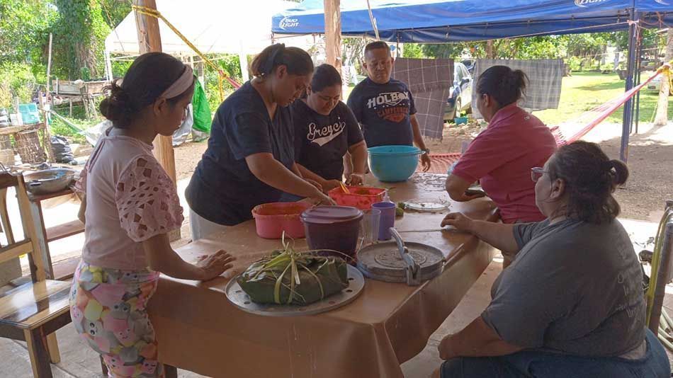 Familias de Lázaro Cárdenas mantienen tradición de celebrar a fieles difuntos pese a pandemia