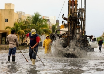 Lluvias en Cancún obligan a las autoridades a realizar acciones emergentes de limpieza de vialidades y servicios