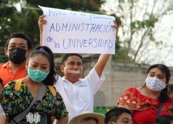 Maestros de la UIMQROO se manifiestan en pleno desfile de la Revolución en JMM