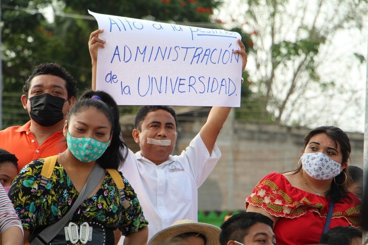 Maestros de la UIMQROO se manifiestan en pleno desfile de la Revolución en JMM