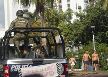 Marinos patrullan la zona hotelera de Cancún