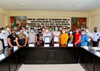 Presidente Municipal de Carrillo Puerto participa en firma para procesos de descentralización