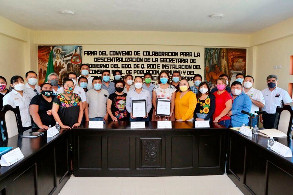 Presidente Municipal de Carrillo Puerto participa en firma para procesos de descentralización