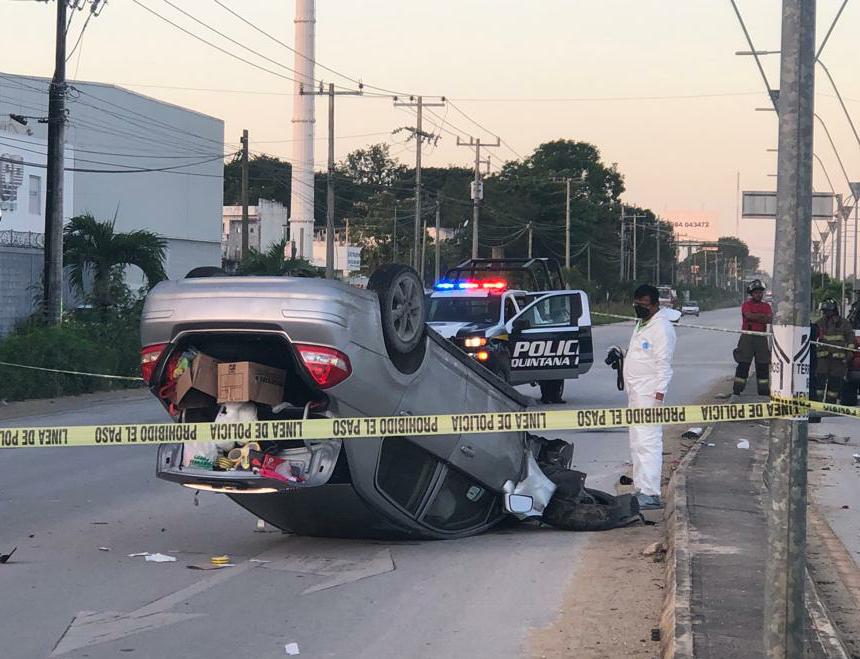 Muere conductora tras volcarse en su auto en Cancún