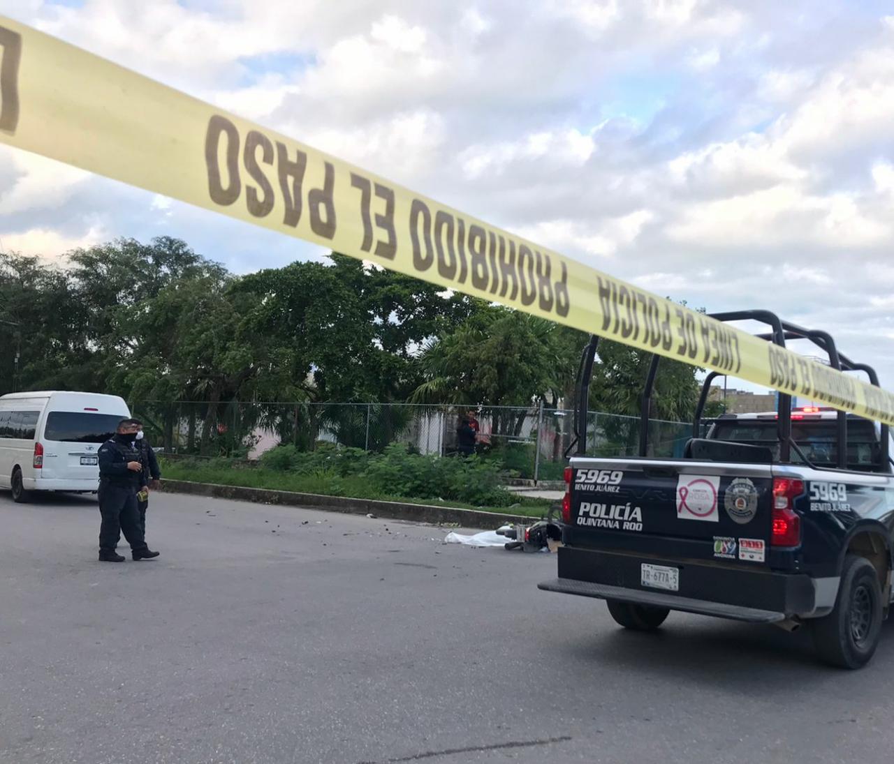 Muere mujer motociclista tras ser arrollada en Cancún por camioneta turística