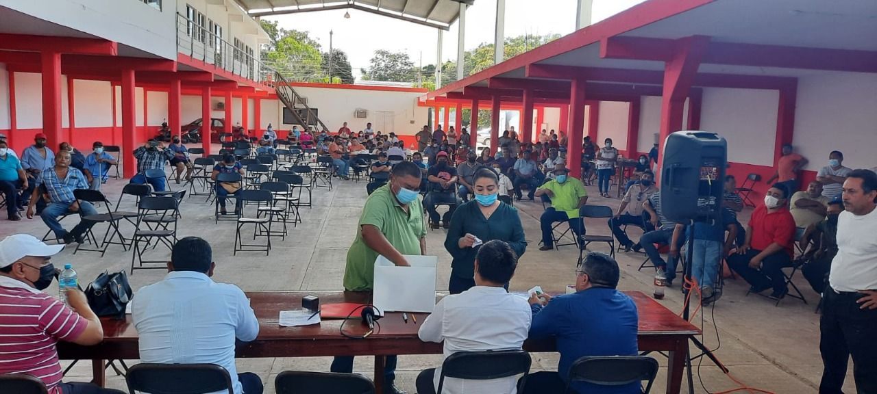 Reeligen a Julio Chablé como líder de taxistas de José María Morelos