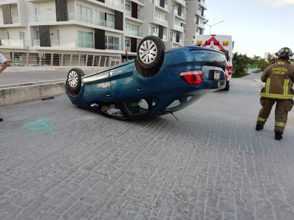 Reportan volcadura de auto en el desarrollo de lujo Puerto Cancún
