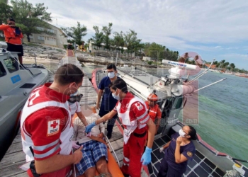 SEMAR evacúa de embarcación en aguas de Isla Mujeres a navegante con posible afección cardíaca