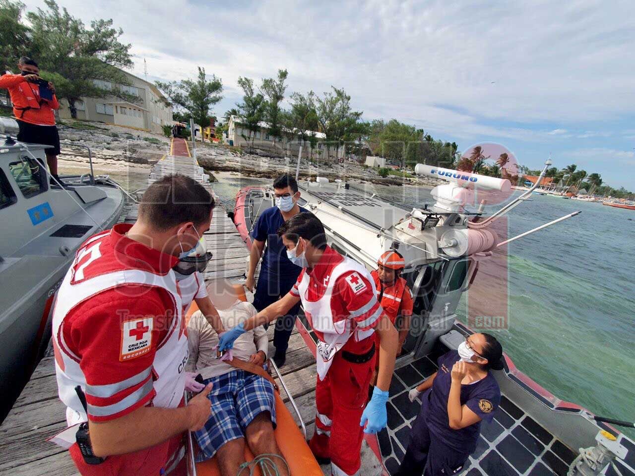 SEMAR evacúa de embarcación en aguas de Isla Mujeres a navegante con posible afección cardíaca