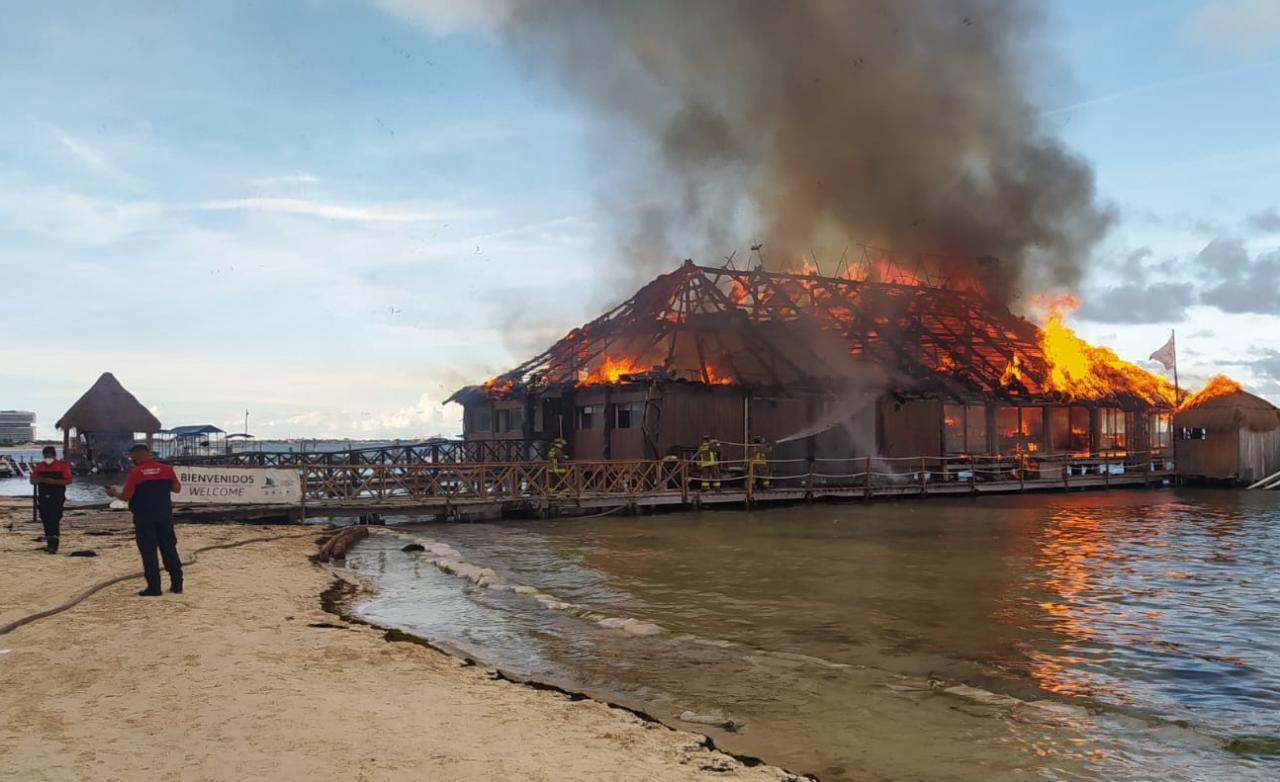 Se incendia palapa de hotel en playa de la zona turística de Cancún