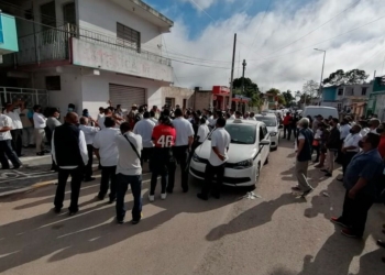 Taxistas de Carrillo Puerto se manifiestan y piden al Gobierno de Q.Roo cumplir la Ley