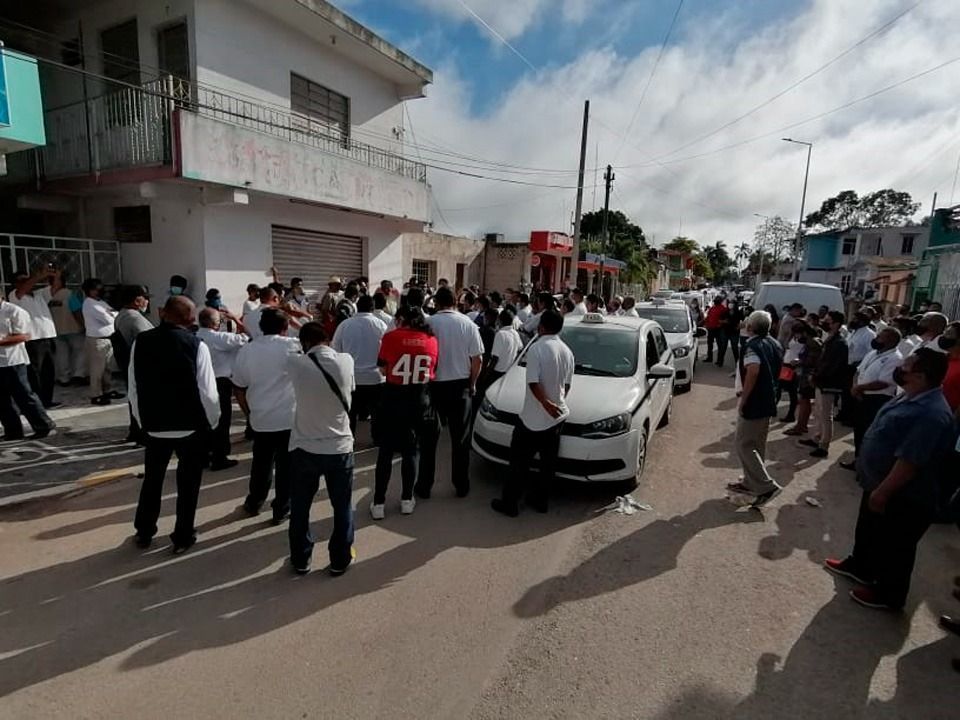 Taxistas de Carrillo Puerto se manifiestan y piden al Gobierno de Q.Roo cumplir la Ley