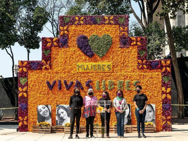 Altar en el Monumento a la Revolución recuerda las vidas de mujeres víctimas de violencia machista