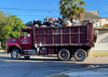 Volqueteros de Othón P. Blanco apoyan sin pago de por medio recoja de basura ante falta de unidades recolectoras