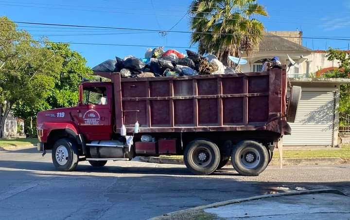 Volqueteros de Othón P. Blanco apoyan sin pago de por medio recoja de basura ante falta de unidades recolectoras