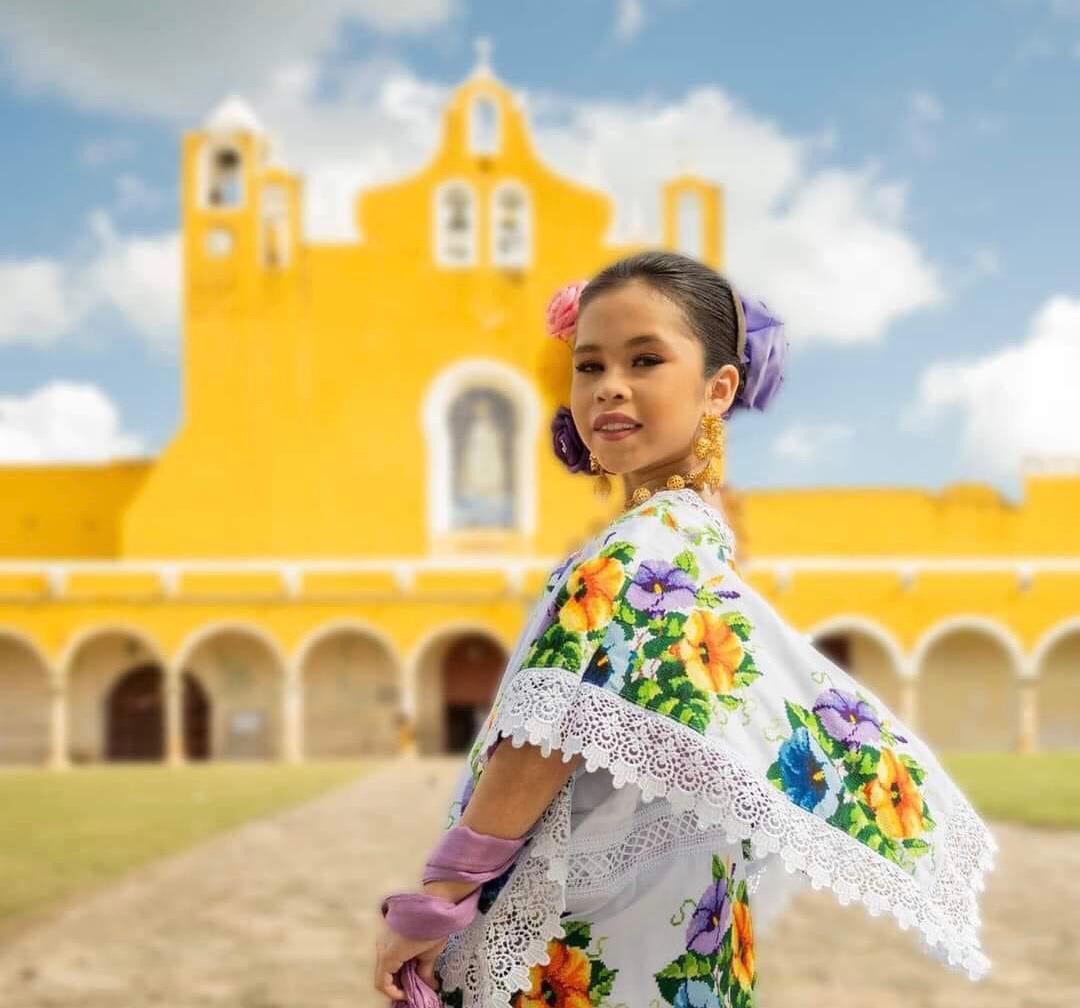 Renata González, mini universo 2021, reina y embajadora infantil de la feria de Izamal
