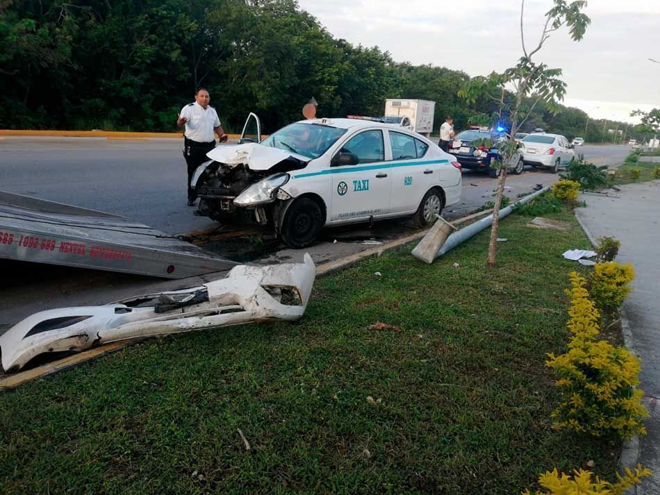Conductor alcoholizado destruye un taxi al chocar contra un poste y huye