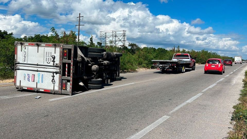 El exceso de velocidad ocasiona aparatosa volcadura de un camión