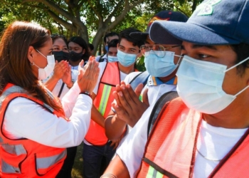 Estudiantes de bachillerato y autoridades participan en limpieza de parque en Cancún