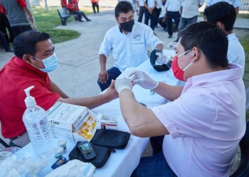 El hombre, más preocupado de su auto, que por acudir a las campañas médicas de prevención