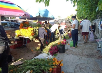 Chetumaleños se vuelcan a mercados a comprar y consumir lo necesario para recordar a sus muertos