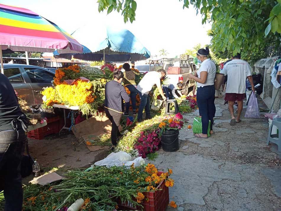 Chetumaleños se vuelcan a mercados a comprar y consumir lo necesario para recordar a sus muertos