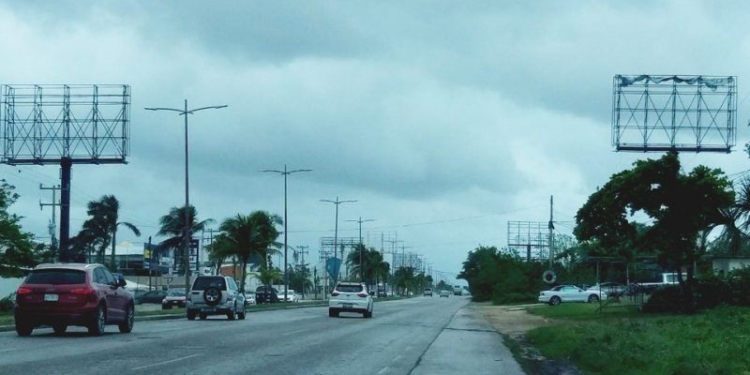 Cancun, 18 de noviembre.- Sobre la avenida Bulevar Colosio, se puede apreciar espectaculares desmantelados tras el paso de los últimos 2 huracanes.