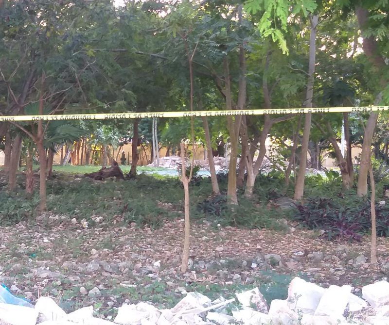 Encuentran cuerpo ejecutado en área de maleza frente a parque de colonia en Cancún